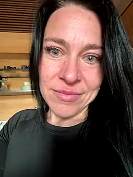 Snapshot of CuteNata chatting on 11.15.25 CuteNata online show from 11.15.25