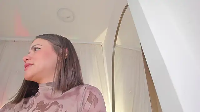 Snapshot of Petite_Lucie chatting on 01.19.25 Petite Lucie online show from 01.19.25