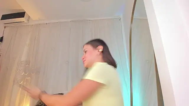 Snapshot of Petite_Lucie chatting on 01.26.25 Petite Lucie online show from 01.26.25