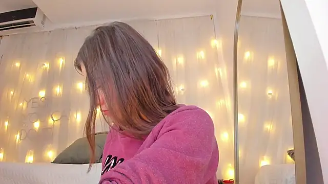 Snapshot of Petite_Lucie chatting on 02.20.25 Petite Lucie online show from 02.20.25