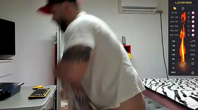 Snapshot of supermanboy94 chatting on 01.11.25 supermanboy94 online show from 01.11.25