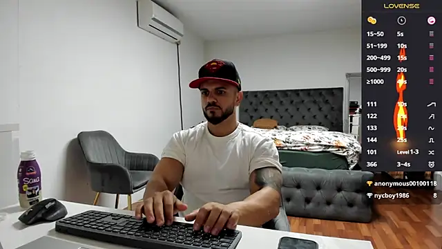 Snapshot of supermanboy94 chatting on 10.09.25 supermanboy94 online show from 10.09.25