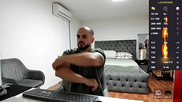 Snapshot of supermanboy94 chatting on 10.15.25 supermanboy94 online show from 10.15.25