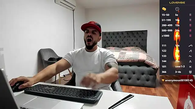 Snapshot of supermanboy94 chatting on 10.23.25 supermanboy94 online show from 10.23.25