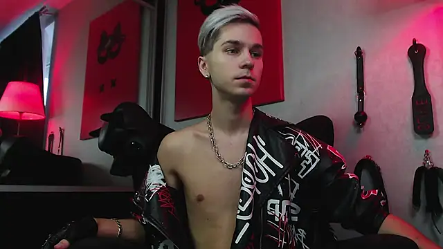 Joseph  Quinn online show from 12.05.24