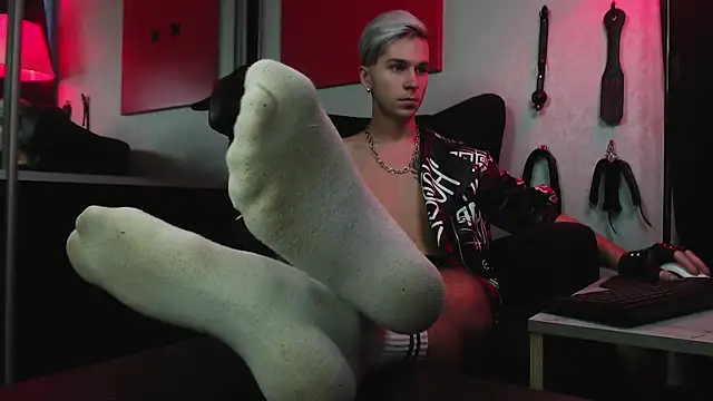 Joseph  Quinn online show from 12.05.24