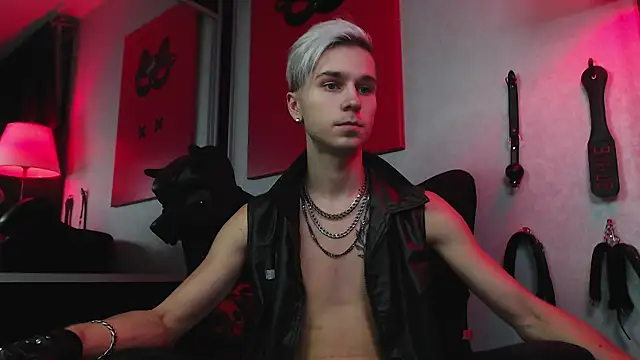 Joseph  Quinn online show from 12.06.24