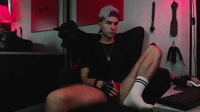 Joseph  Quinn online show from 12.10.24