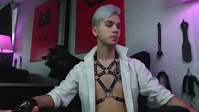 Joseph  Quinn online show from 12.13.24