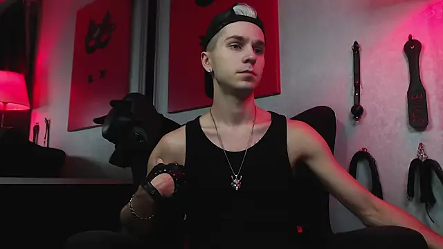 Joseph  Quinn online show from 12.14.24