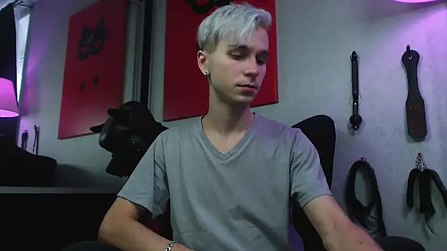 Joseph  Quinn online show from 12.15.24