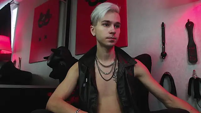 Joseph  Quinn online show from 12.17.24