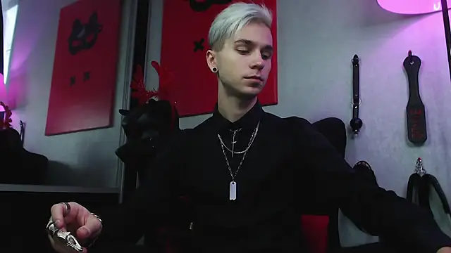 Joseph  Quinn online show from 12.18.24