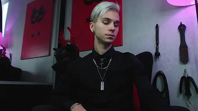 Joseph  Quinn online show from 12.18.24