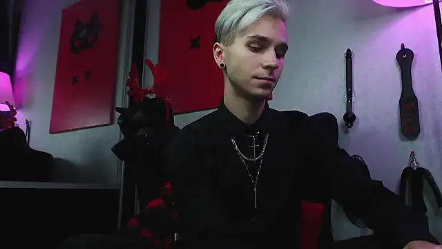 Joseph  Quinn online show from 12.18.24