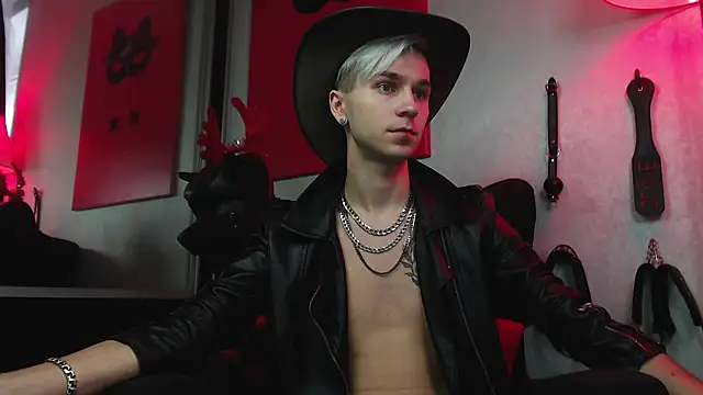 Joseph  Quinn online show from 12.19.24