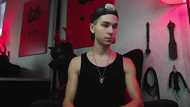 Joseph  Quinn online show from 12.20.24