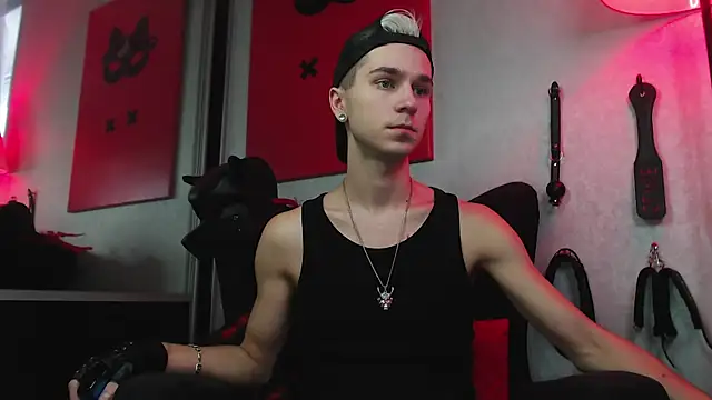 Joseph  Quinn online show from 12.20.24