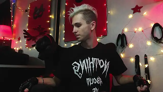 Joseph  Quinn online show from 12.23.24