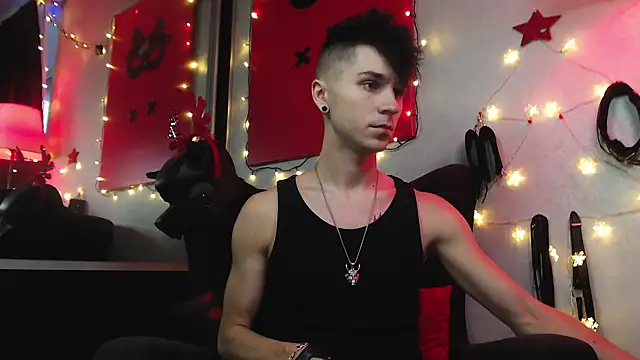 Joseph  Quinn online show from 12.27.24