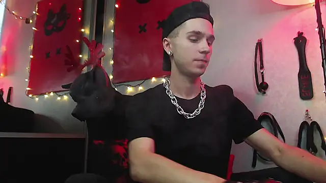 Joseph  Quinn online show from 01.04.25