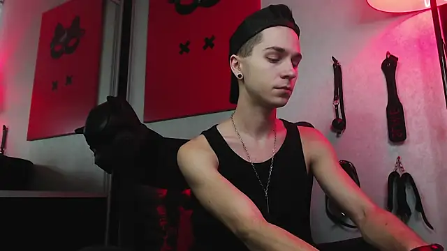 Joseph  Quinn online show from 01.17.25