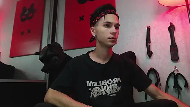 Joseph  Quinn online show from 03.22.25