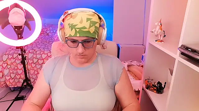 Snapshot of TransCayenne chatting on 11.12.25 TransCayenne online show from 11.12.25