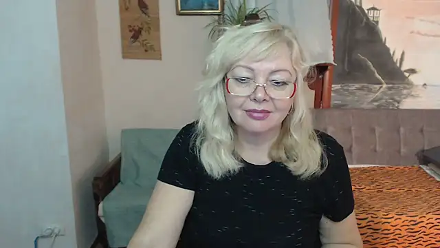 Snapshot of EvelynLoveShy chatting on 10.29.25 EvelynLoveShy online show from 10.29.25
