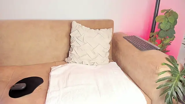 iam-ella18 online show from 11.28.25