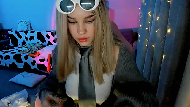 Snapshot of Ledy_WWWII chatting on 12.11.24 Ledy WWWII online show from 12.11.24