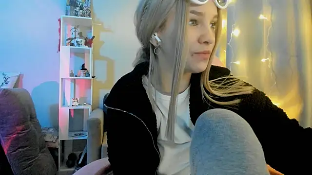 Snapshot of Ledy_WWWII chatting on 12.12.24 Ledy WWWII online show from 12.12.24