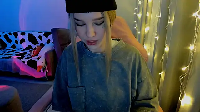 Snapshot of Ledy_WWWII chatting on 12.19.24 Ledy WWWII online show from 12.19.24