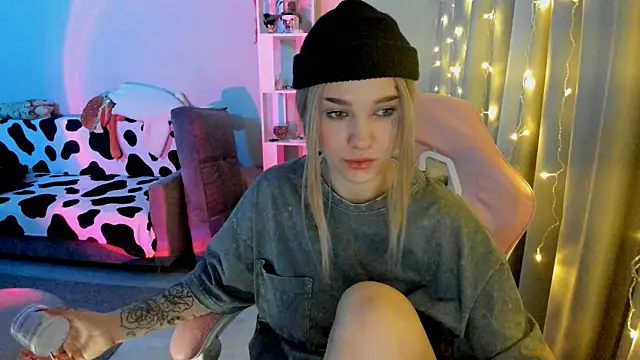 Snapshot of Ledy_WWWII chatting on 12.19.24 Ledy WWWII online show from 12.19.24