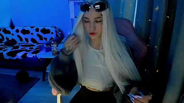 Snapshot of Ledy_WWWII chatting on 01.03.25 Ledy WWWII online show from 01.03.25