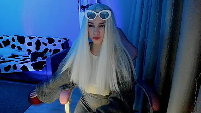 Snapshot of Ledy_WWWII chatting on 01.05.25 Ledy WWWII online show from 01.05.25