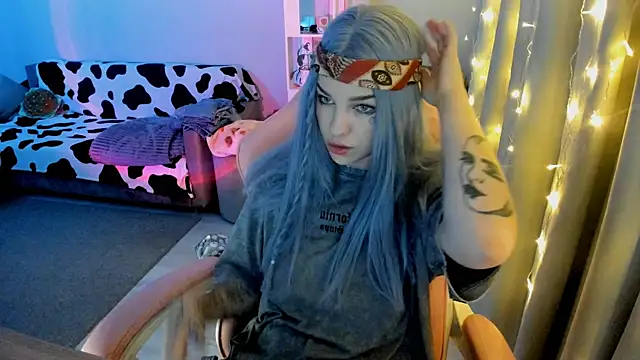 Snapshot of Ledy_WWWII chatting on 01.17.25 Ledy WWWII online show from 01.17.25