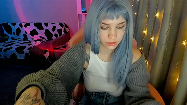 Snapshot of Ledy_WWWII chatting on 01.18.25 Ledy WWWII online show from 01.18.25