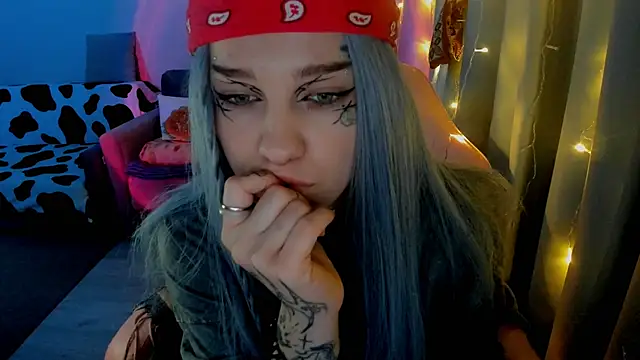 Snapshot of Ledy_WWWII chatting on 01.19.25 Ledy WWWII online show from 01.19.25