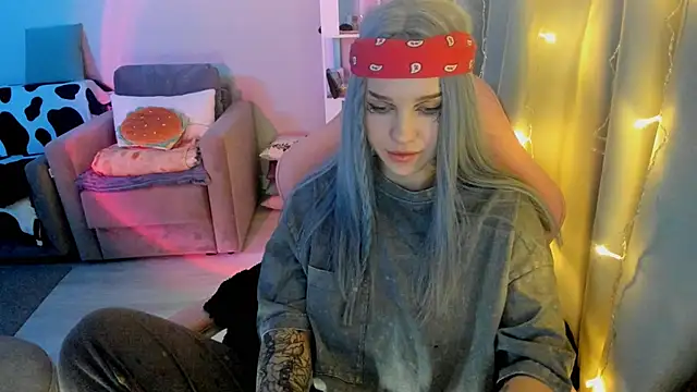 Snapshot of Ledy_WWWII chatting on 01.19.25 Ledy WWWII online show from 01.19.25