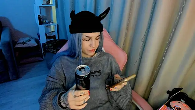 Snapshot of Ledy_WWWII chatting on 01.22.25 Ledy WWWII online show from 01.22.25