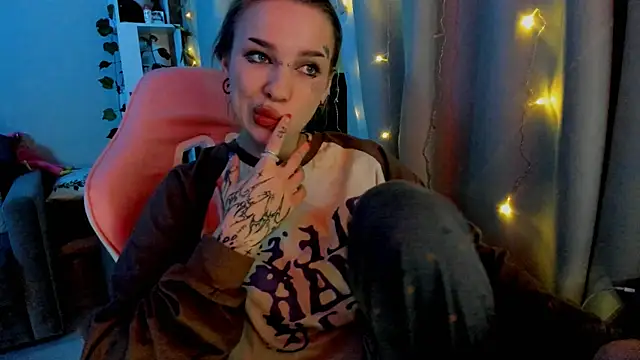 Snapshot of Ledy_WWWII chatting on 02.01.25 Ledy WWWII online show from 02.01.25