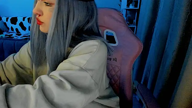 Snapshot of Ledy_WWWII chatting on 02.04.25 Ledy WWWII online show from 02.04.25