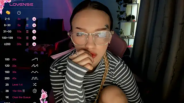Snapshot of Ledy_WWWII chatting on 02.11.25 Ledy WWWII online show from 02.11.25