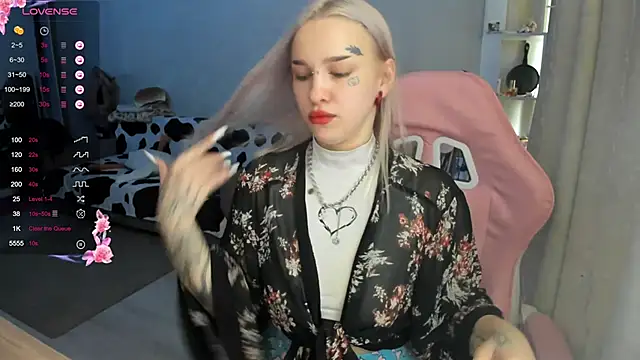 Snapshot of Ledy_WWWII chatting on 03.15.25 Ledy WWWII online show from 03.15.25