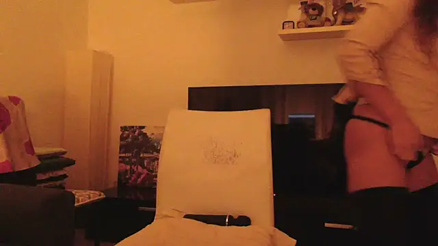 Snapshot of fragrance72 chatting on 10.04.25 fragrance72 online show from 10.04.25