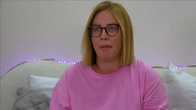 Snapshot of MariaNeumann chatting on 09.21.25 MariaNeumann online show from 09.21.25