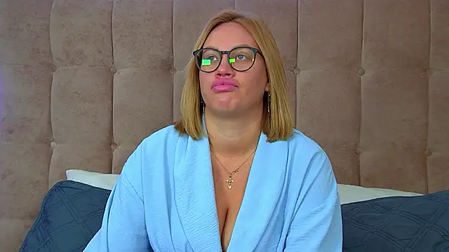 Snapshot of MariaNeumann chatting on 10.09.25 MariaNeumann online show from 10.09.25