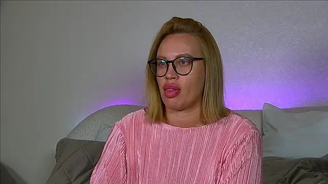 Snapshot of MariaNeumann chatting on 10.19.25 MariaNeumann online show from 10.19.25