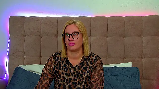 Snapshot of MariaNeumann chatting on 10.22.25 MariaNeumann online show from 10.22.25